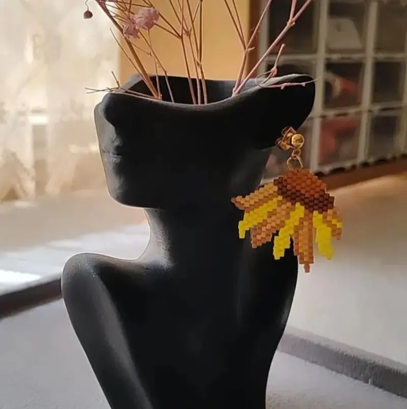 گوشواره منجوقی گل آفتابگردون - تصویر اول گوشواره منجوقی گل آفتابگردون - تصویر اول